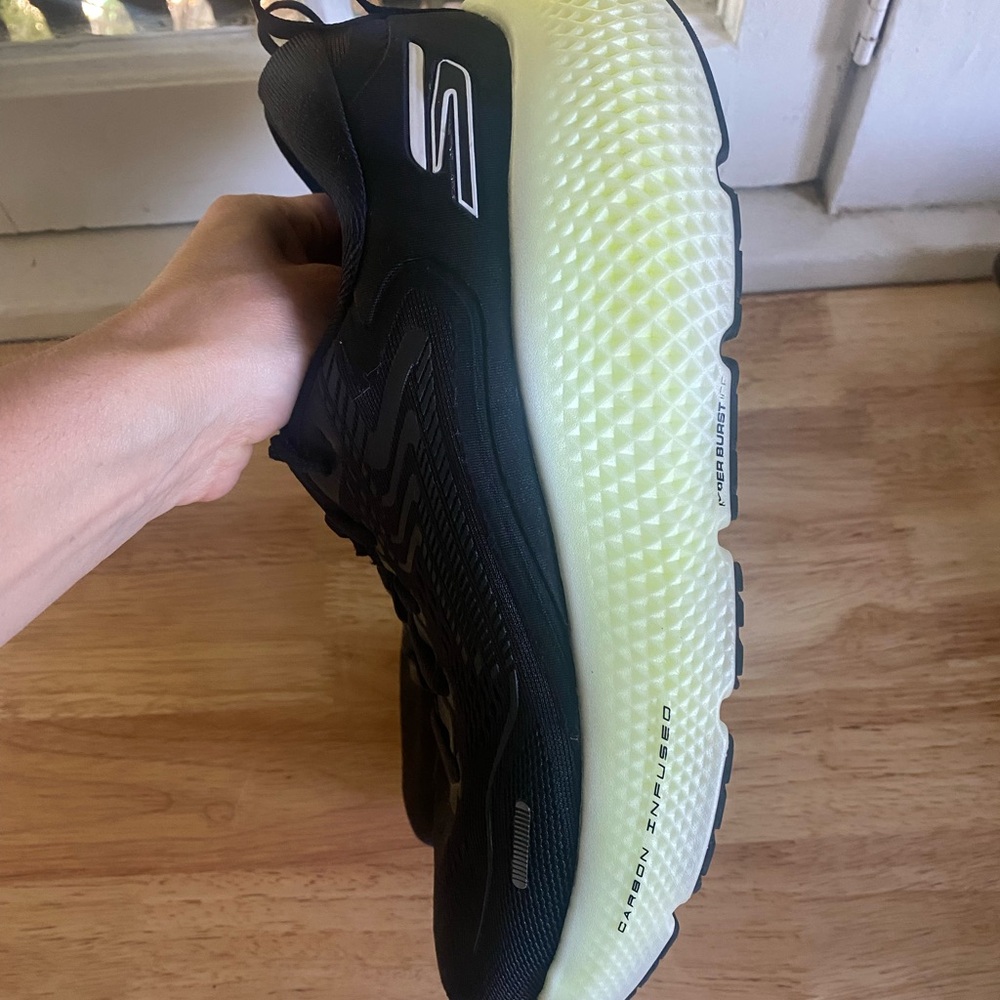 Skechers GO RUN Max 6